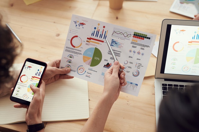 élaboration d'une stratégie en équipe à l'aide de diagrammes et autres données chiffrées